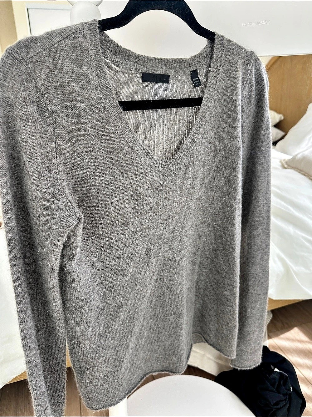 ATM V-Neck cashmere Sweater in Gray Size XS Like New